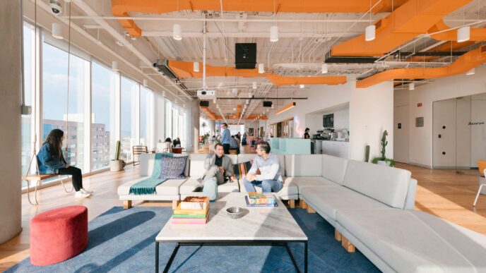 venue/architecture
Interior moderno y luminoso en Inmobiliare Summits, México. Espacio de networking con sofás, mesas y vistas a la ciudad. Conferencia real estate LATAM.