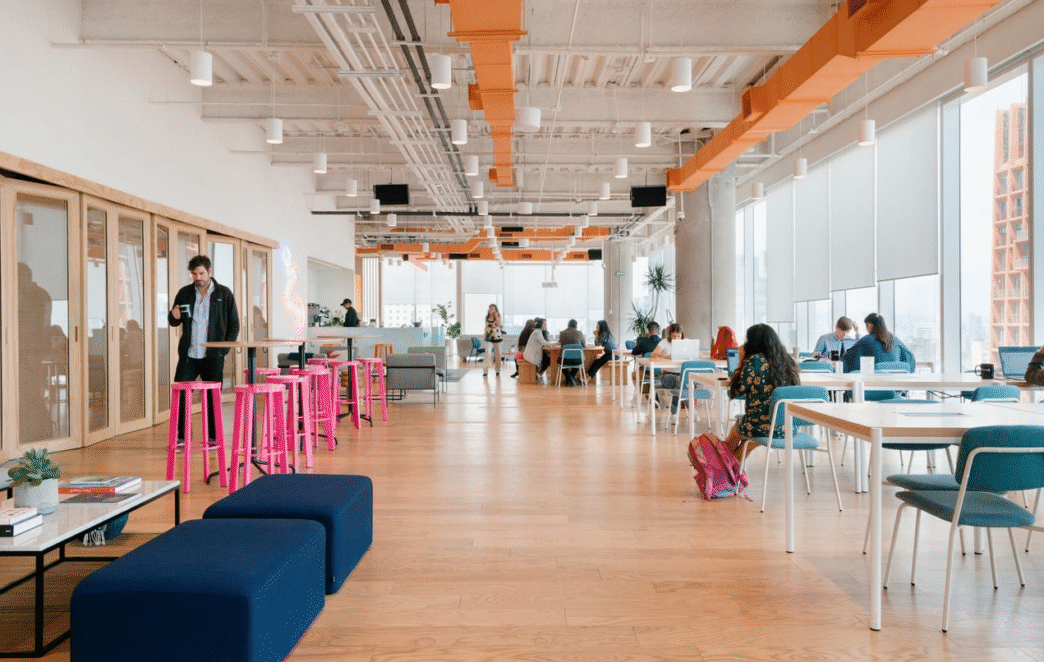 venue/architecture
Espacio WeWork, venue de conferencias Inmobiliare Summits. Oficinas modernas con luz natural en México, LATAM. Diseño innovador.