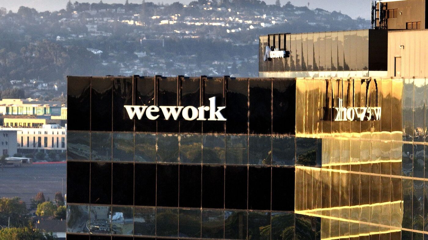 Edificio de WeWork con el logo visible, reflejando la situación de bancarrota. Oficinas modernas en crisis financiera. WeWork se declara en bancarrota
