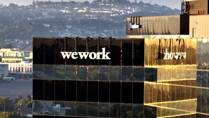 Edificio de WeWork con el logo visible, reflejando la situación de bancarrota. Oficinas modernas en crisis financiera. WeWork se declara en bancarrota