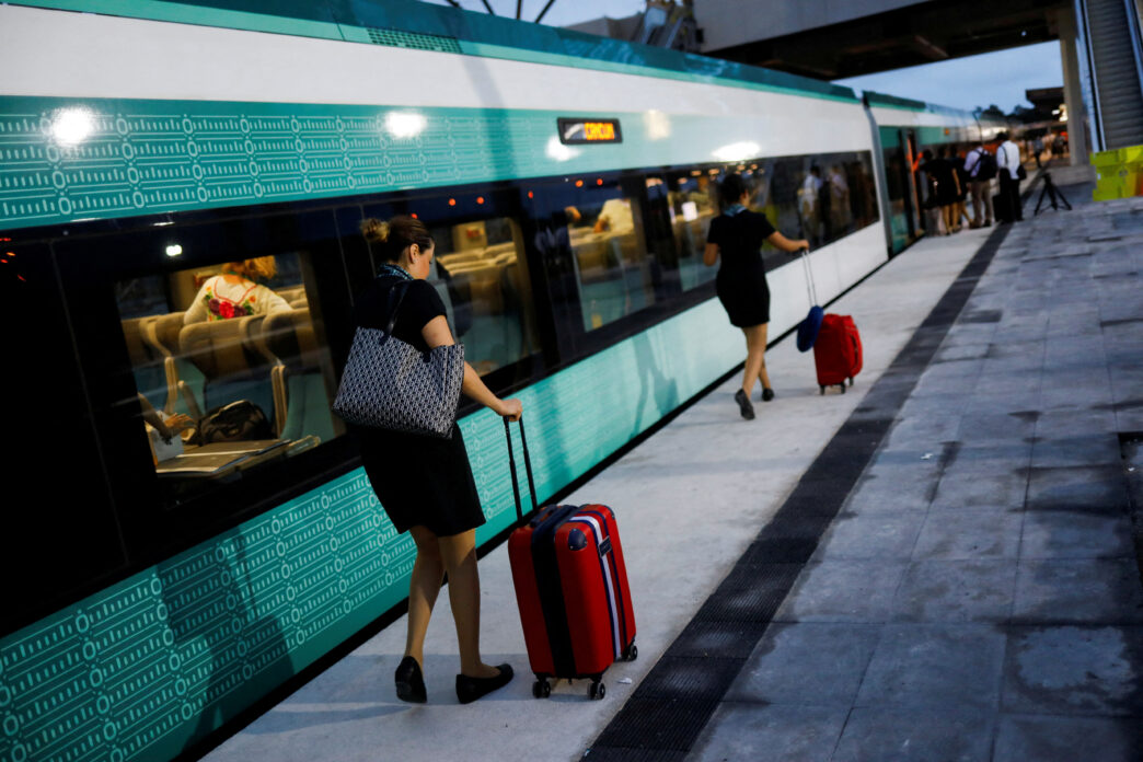 city/destination
Asistentes al Inmobiliare Summit LATAM en tren, llegando al venue en México. Transporte moderno para el evento de real estate.