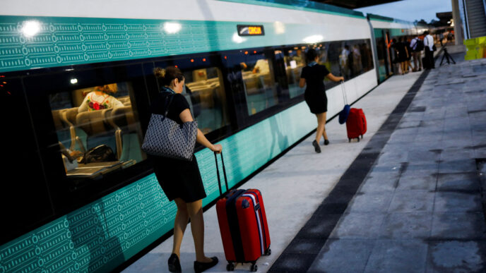 city/destination
Asistentes al Inmobiliare Summit LATAM en tren, llegando al venue en México. Transporte moderno para el evento de real estate.