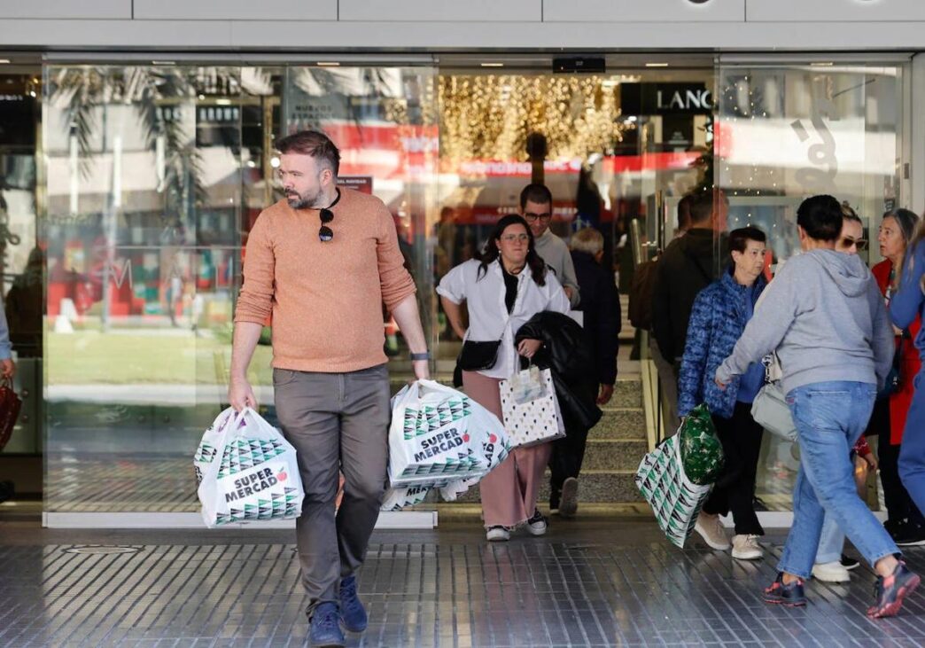city/destination

Personas salen de tienda en España con bolsas de compras. Expansión de tiendas físicas Yerse en 2024. Real estate.