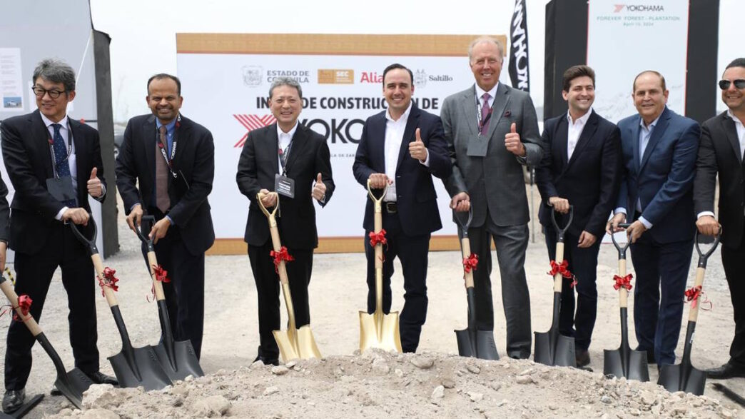 venue/architecture

Grupo de personas con palas en evento de Yokohama en Coahuila, México. Inauguración de planta industrial. Inversión en real estate LATAM.