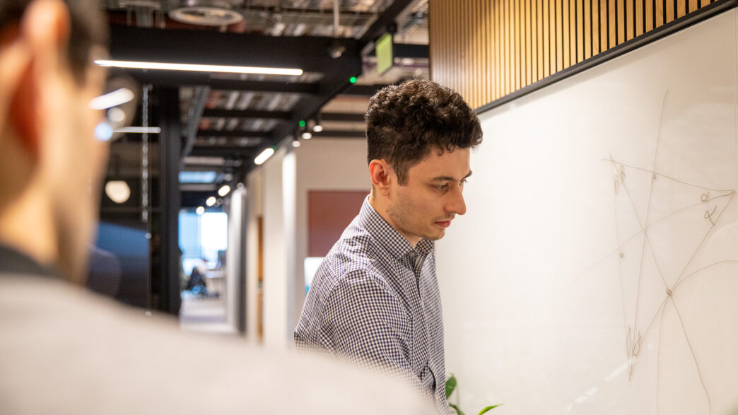 speakers/headshot
Orador en Inmobiliare Summits, conferencia LATAM. El experto analiza datos en una pizarra durante el evento de real estate en México.