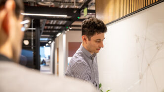 speakers/headshot
Orador en Inmobiliare Summits, conferencia LATAM. El experto analiza datos en una pizarra durante el evento de real estate en México.