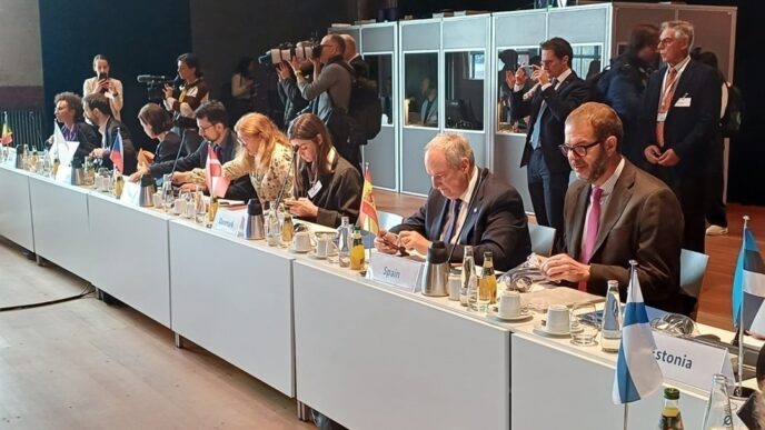 On-stage panel.

Panelistas en mesa directiva durante conferencia Inmobiliare Summits. Delegados de España y Finlandia presentes en evento LATAM.