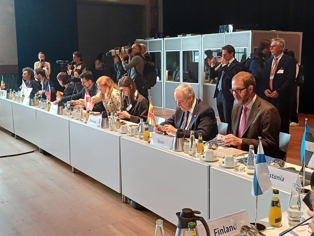 On-stage panel.

Panelistas en mesa directiva durante conferencia Inmobiliare Summits. Delegados de España y Finlandia presentes en evento LATAM.