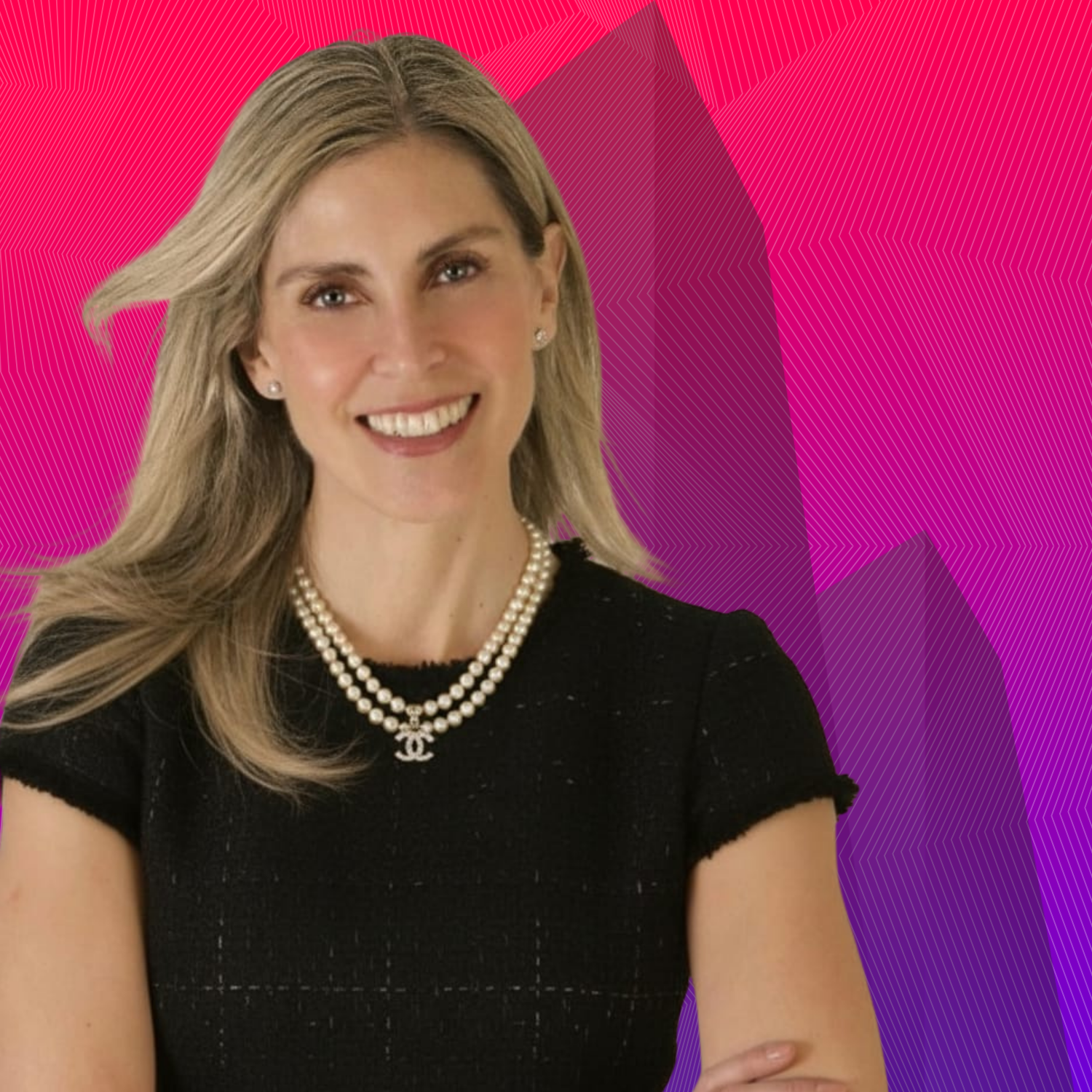 Imagen de la sección 'Quienes Somos' mostrando una mujer sonriente con collar de perlas, sobre un fondo abstracto en tonos magenta y púrpura.