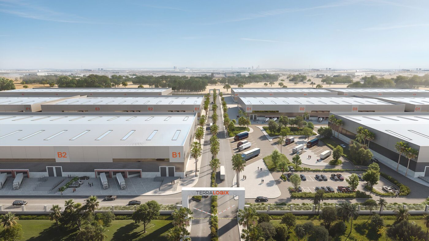 Vista aérea de Terralogix, el parque logístico más grande de Dubai, con edificios numerados, camiones y vegetación, mostrando su gran escala e infraestructura.
