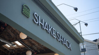 Fachada de Shake Shack en San Francisco con logo de hamburguesa. Impacto del cierre y nuevos propietarios. Restaurante y hamburguesas en California.