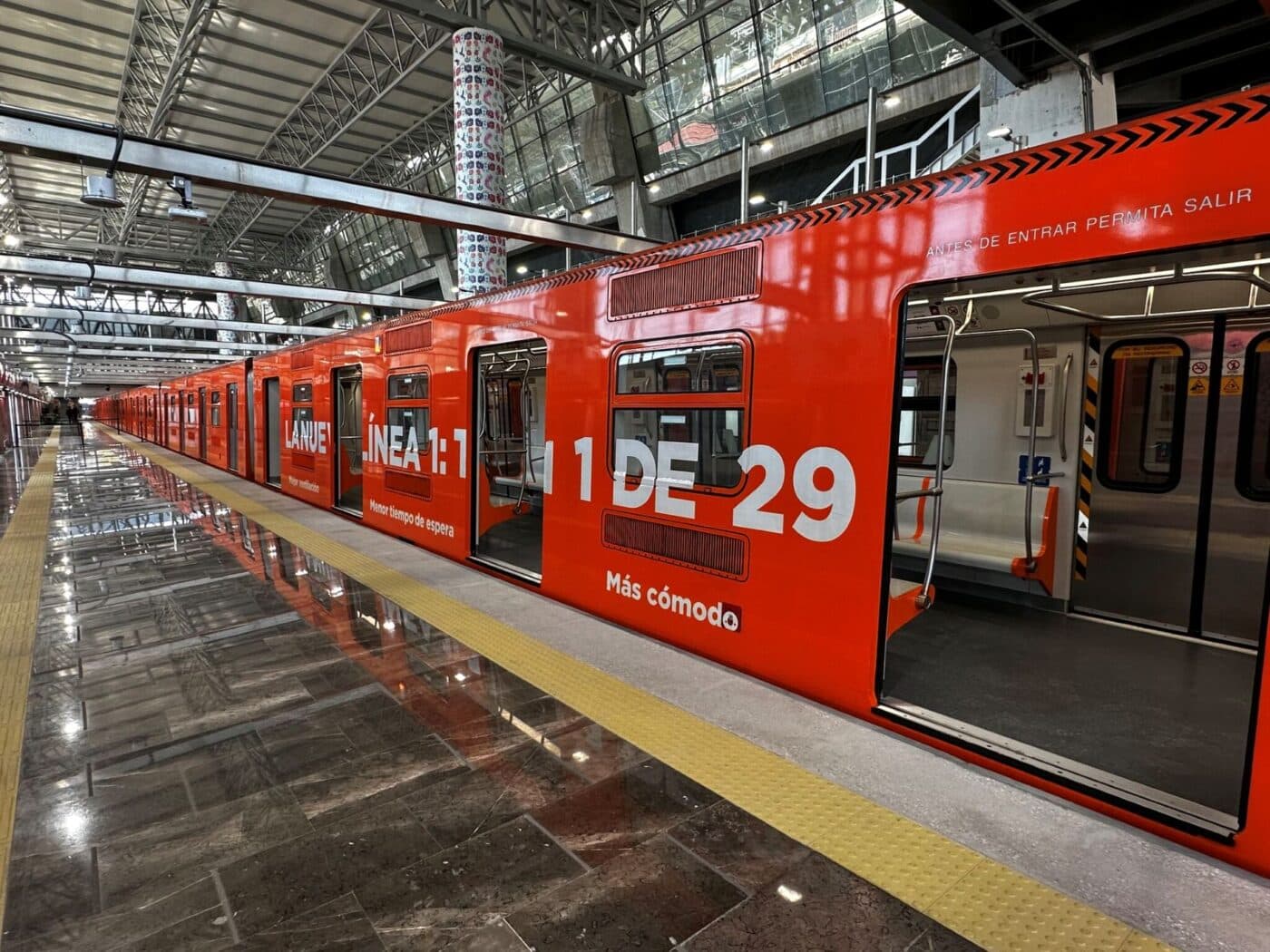 Modernización Línea 1 Metro CDMX: Tren naranja en estación Juanacatlán-Observatorio. CRRC concluye mejoras, ofreciendo mayor comodidad y eficiencia.
