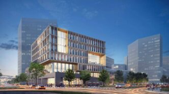 Vista arquitectónica de Expedition FEMSA, hub científico-tecnológico en Monterrey. Edificio moderno con ventanales y entorno urbano dinámico.