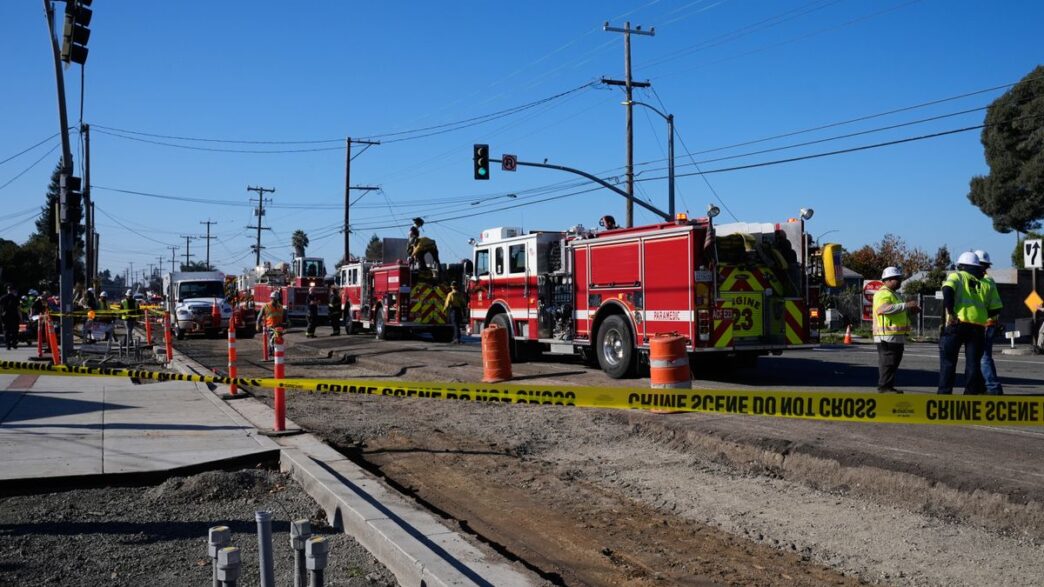 Respuesta de emergencia tras explosión en Hayward. Camiones de bomberos y cinta policial. Impacto mercado inmobiliario y riesgos infraestructura.