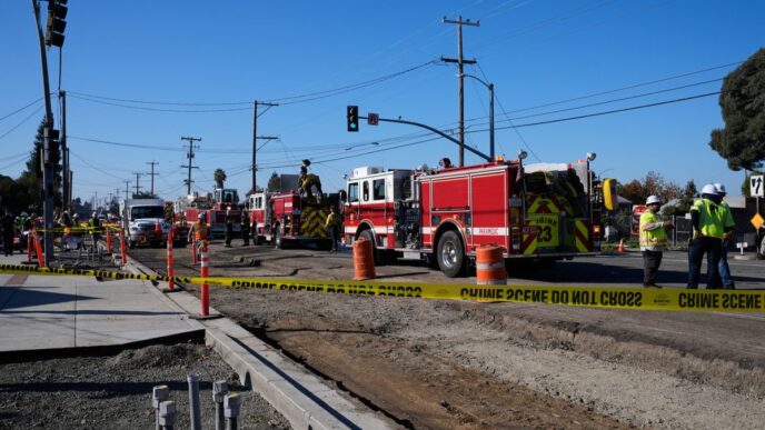 Respuesta de emergencia tras explosión en Hayward. Camiones de bomberos y cinta policial. Impacto mercado inmobiliario y riesgos infraestructura.
