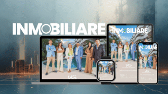 Grupo inmobiliario en dispositivos: laptop, tablet, smartwatch y móvil. Equipo de profesionales frente a piscina en desarrollo inmobiliario.