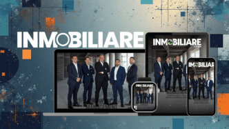 Imagen promocional de la revista Inmobiliaria Latam, mostrando un equipo de profesionales en diversos dispositivos electrónicos. Diseño moderno y corporativo.