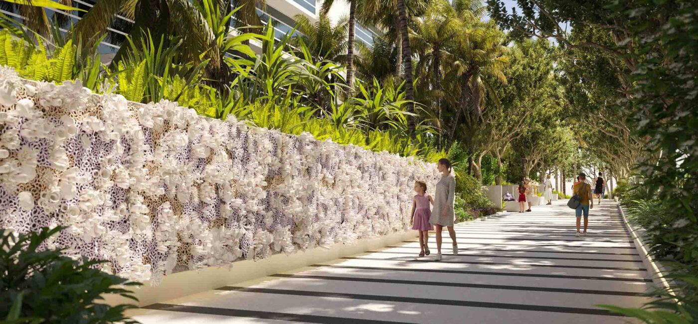 Lincoln Road, Miami Beach: Innovador diseño urbano con muro floral, reflejo del renacimiento inmobiliario y lujo. Madre e hija pasean.