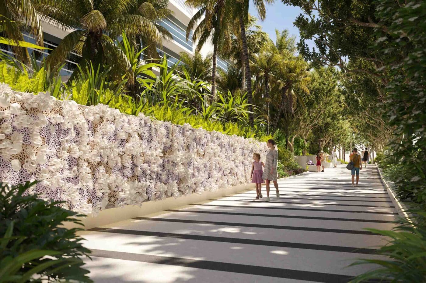 Lincoln Road, Miami Beach: Innovador diseño urbano con muro floral, reflejo del renacimiento inmobiliario y lujo. Madre e hija pasean.