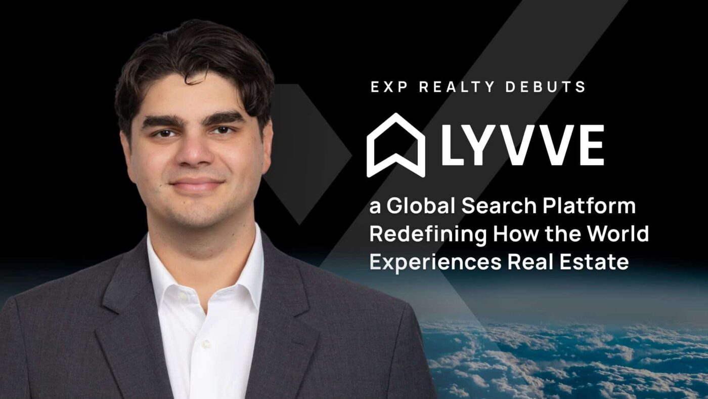 Hombre sonriendo junto al logo de LYVVE, plataforma global de eXp Realty para búsqueda de propiedades. Innovación en bienes raíces. 124 char