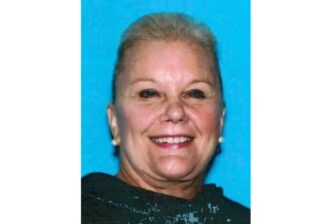 Retrato de una mujer sonriente con fondo azul, clave en el fraude bancario de California, lecciones para financiamiento inmobiliario.