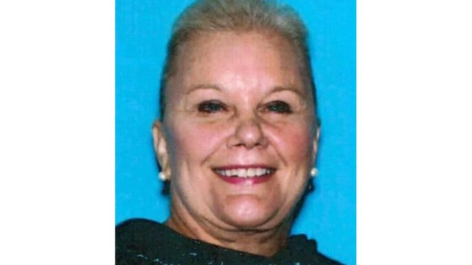 Retrato de una mujer sonriente con fondo azul, clave en el fraude bancario de California, lecciones para financiamiento inmobiliario.