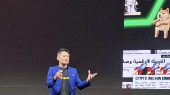 Presentación stablecoins: orador en escenario, gráficos ascendentes, logos Binance/Celo. Debate sobre infraestructura para mercados emergentes. 124 chr