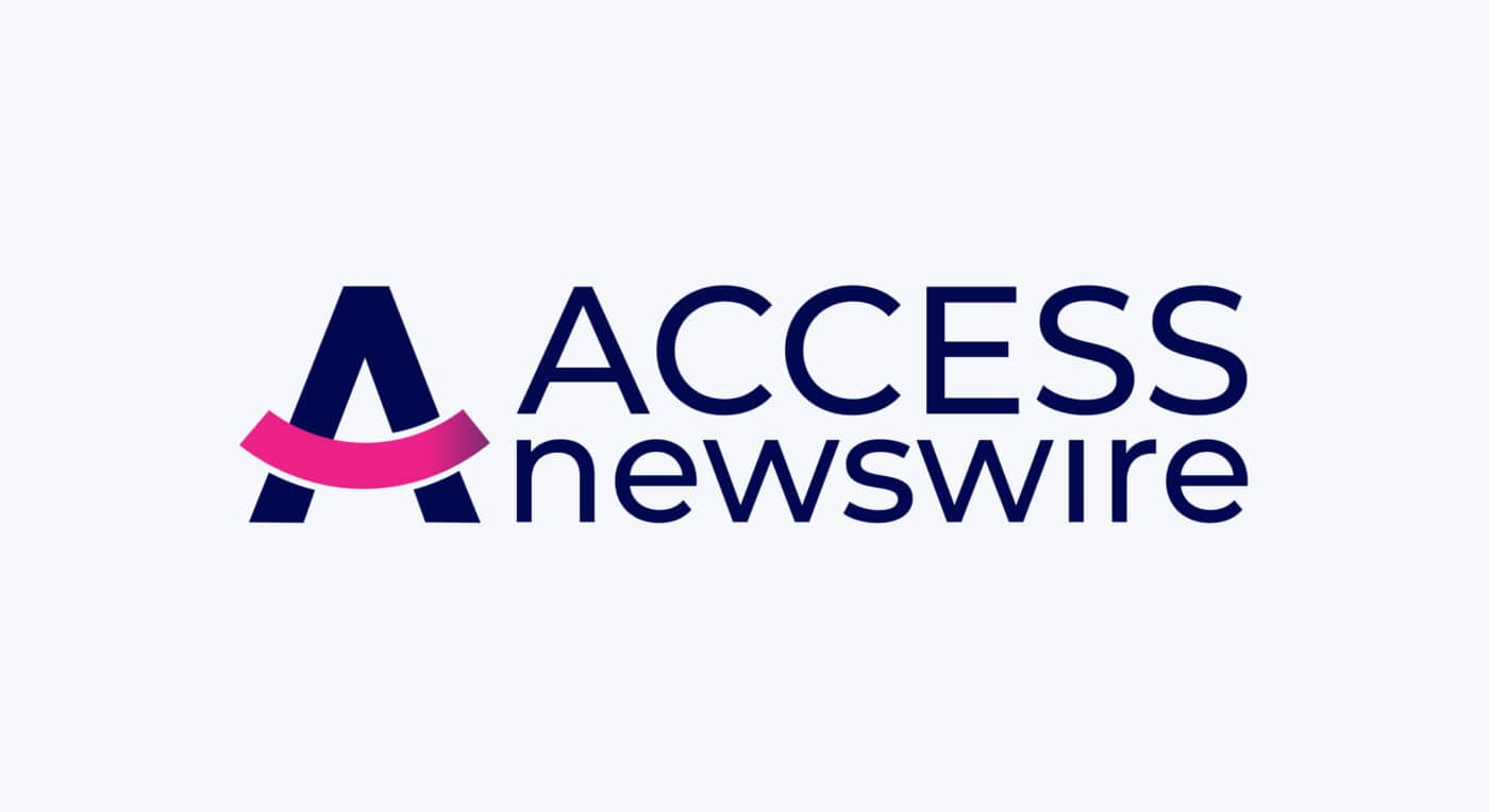 Persona sostiene logo de ACCESS newswire con A estilizada, curva rosa y texto azul oscuro, frase conectividad inteligente.