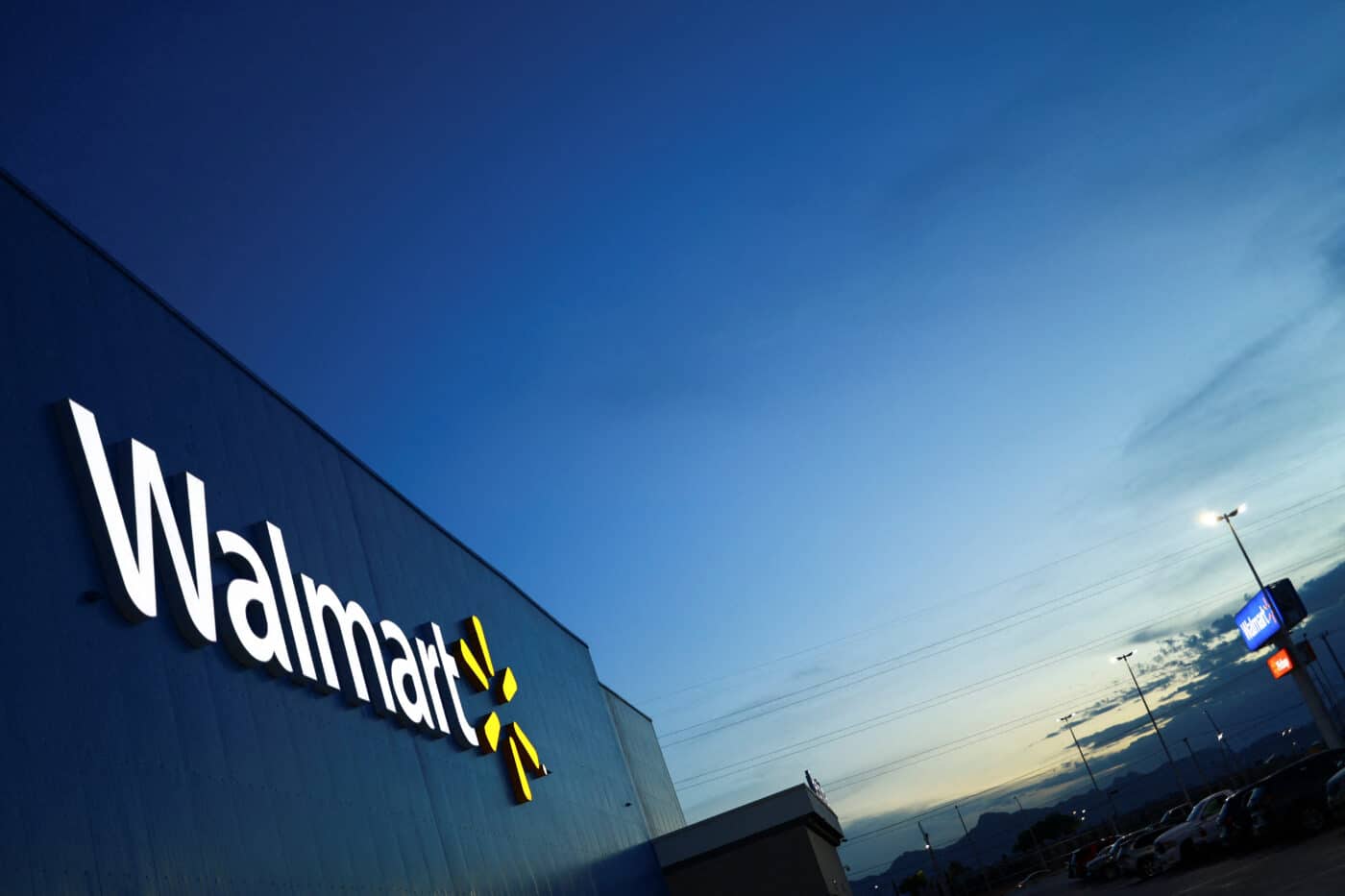 Fachada de Walmart México iluminada al atardecer, reflejando la inversión millonaria para 2025 y el compromiso con el crecimiento en México.
