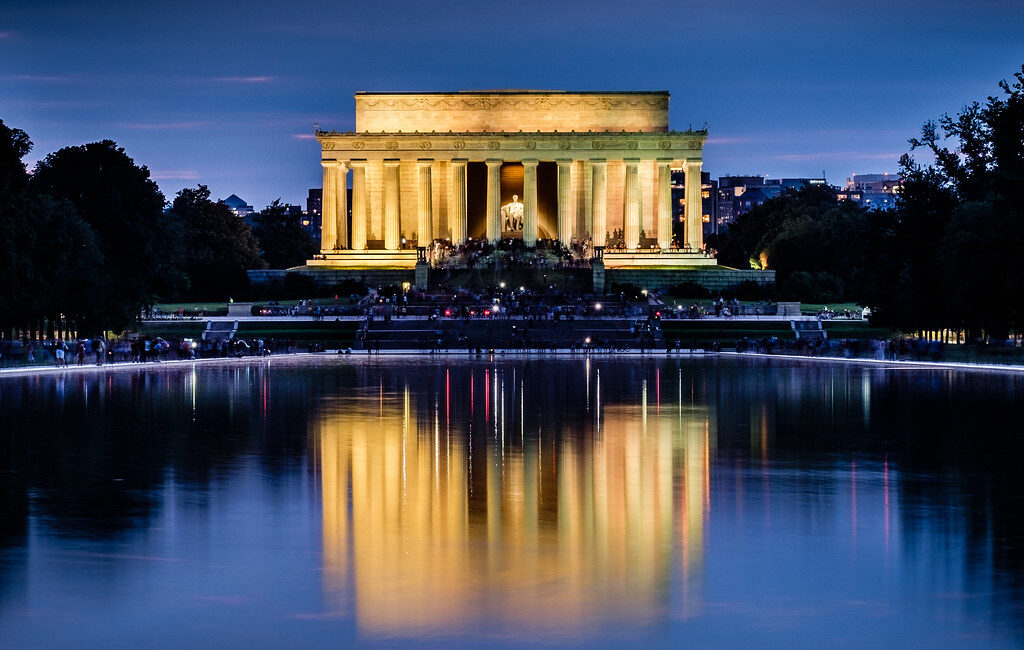 El Monumento a Lincoln iluminado se refleja en el agua frente al estanque Reflectante en Washington D.C.