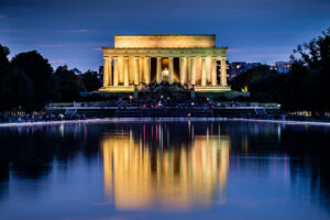 El Monumento a Lincoln iluminado se refleja en el agua frente al estanque Reflectante en Washington D.C.