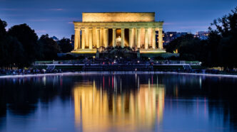 El Monumento a Lincoln iluminado se refleja en el agua frente al estanque Reflectante en Washington D.C.