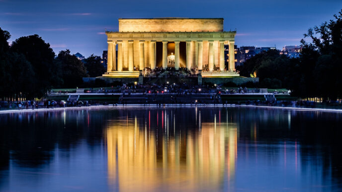 El Monumento a Lincoln iluminado se refleja en el agua frente al estanque Reflectante en Washington D.C.