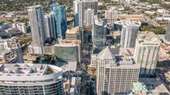 Vista aérea del centro de Fort Lauderdale con edificios altos y letrero U-Haul 2025 visible.