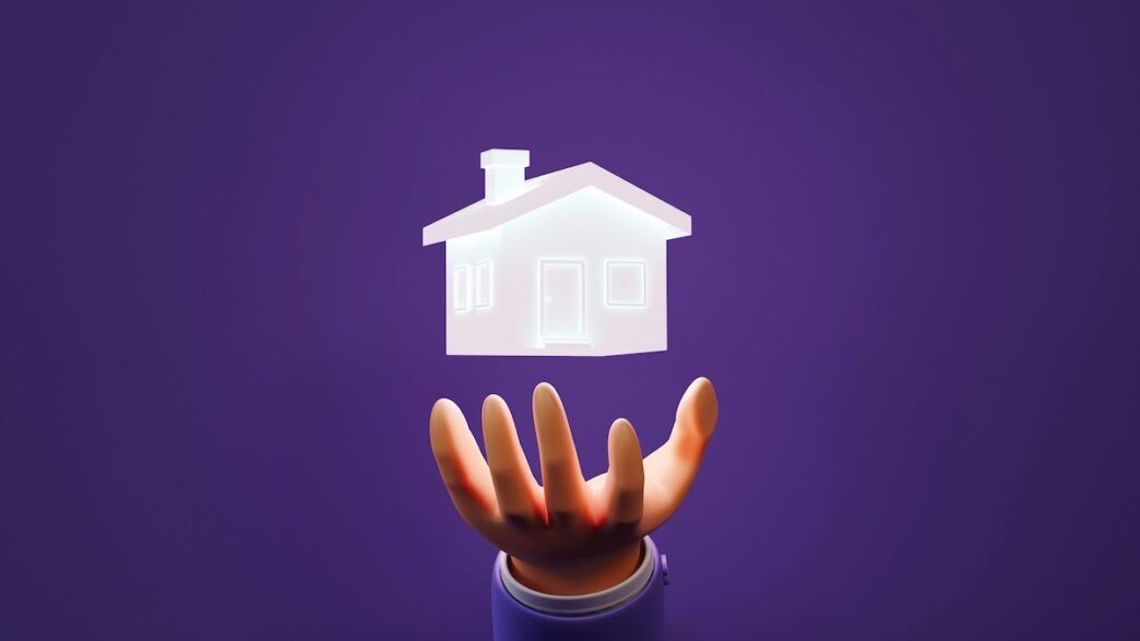 Persona sostiene un ícono de casa blanca iluminada sobre fondo morado con texto de Pulppo y Tuhabi.