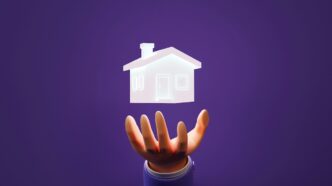 Persona sostiene un ícono de casa blanca iluminada sobre fondo morado con texto de Pulppo y Tuhabi.