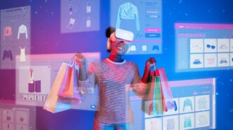 Persona usa visor de realidad virtual y sostiene bolsas de compras frente a interfaces de inteligencia artificial en retail.