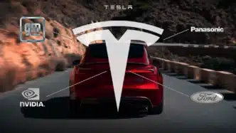 Persona conduce Tesla rojo en carretera, rodeado de logos de GM, NVIDIA, Hilton, Panasonic y Ford junto al logo de Tesla.