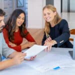 Los asesores inmobiliarios, junto con los notarios