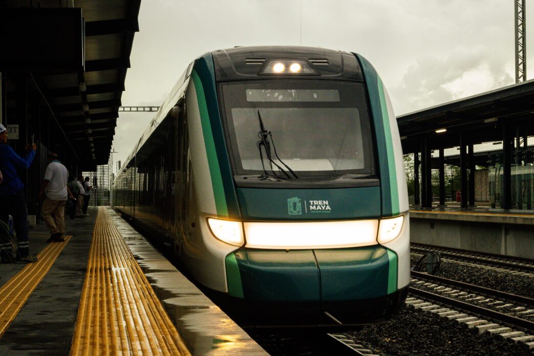 Tren Maya (formación X'Trapolis Tsíimin K'áak) llegando con los faros encendidos a la estación Mérida Teya, en Yucatán