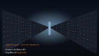 Pasillo de centro de datos con racks de servidores iluminados, ilustración editorial Inmobiliare sobre el superciclo de inversión y el megavatio
