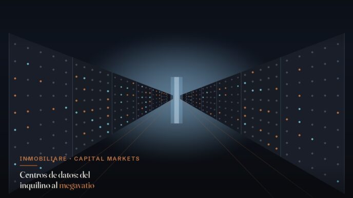 Pasillo de centro de datos con racks de servidores iluminados, ilustración editorial Inmobiliare sobre el superciclo de inversión y el megavatio