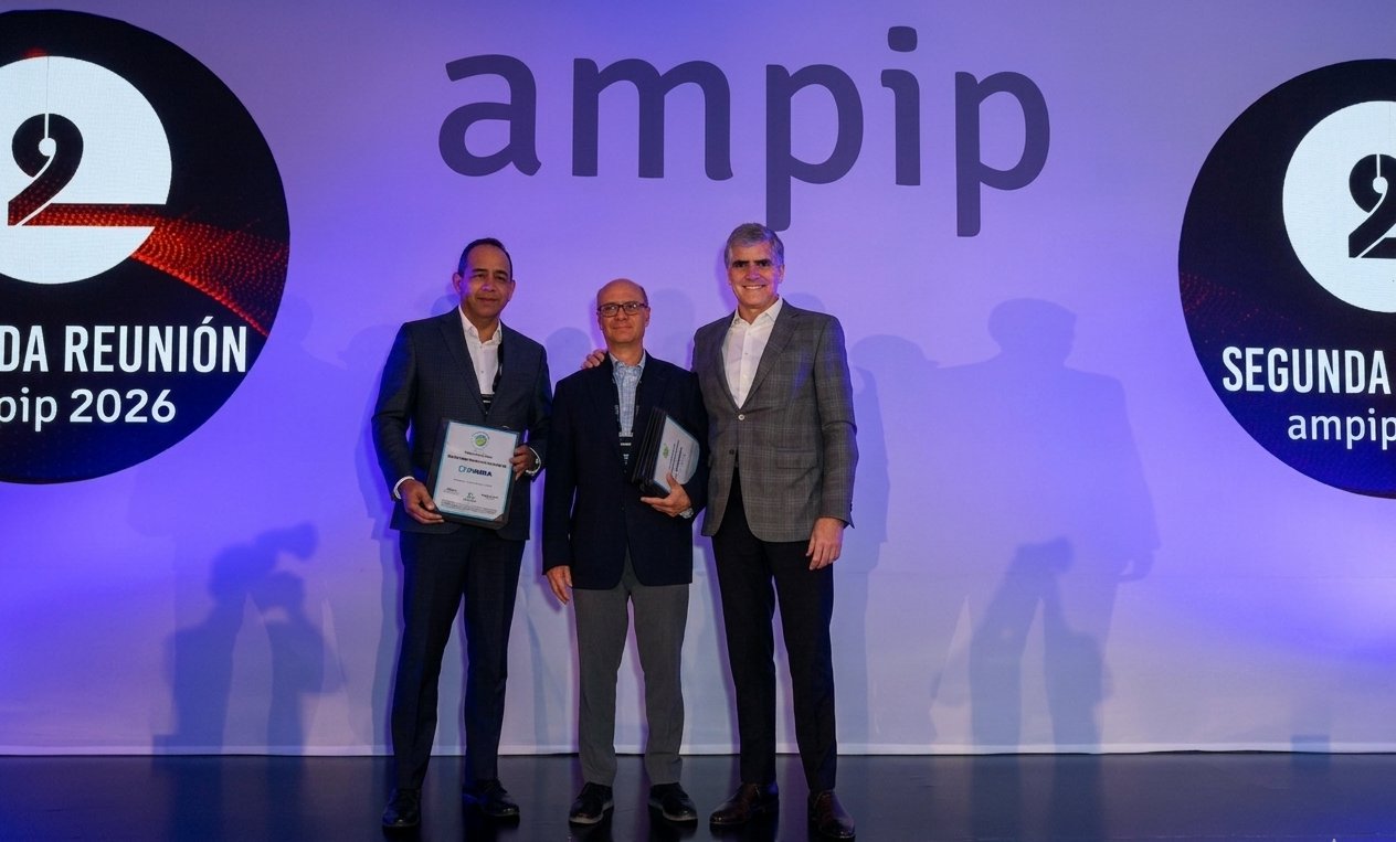 Entrega del distintivo AMPIP Parque Industrial Seguro a FINSA durante la Segunda Reunión de Asociados de la AMPIP en Monterrey