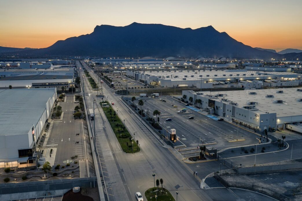 Vista aérea del corredor industrial de FINSA en Santa Catarina, Nuevo León, al atardecer