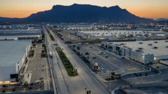 Vista aérea del corredor industrial de FINSA en Santa Catarina, Nuevo León, al atardecer