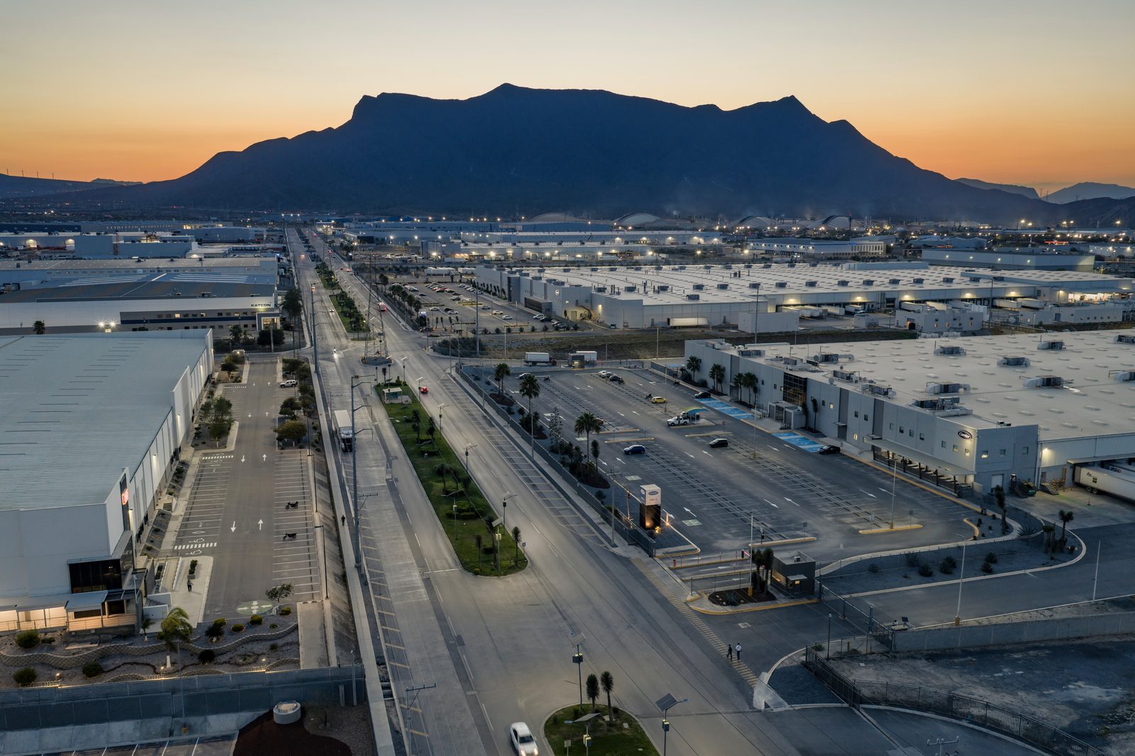Vista aérea del corredor industrial de FINSA en Santa Catarina, Nuevo León, al atardecer